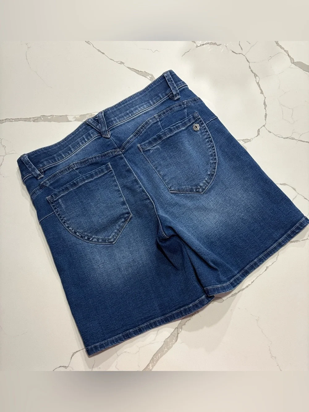 Democracy Dark Wash Blue Stretch Denim Jean Shorts Women’s Size 6 AB Technology